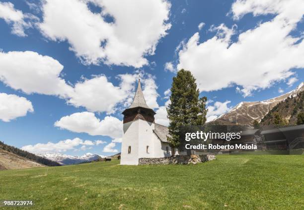 ancient church of the alpine village of davos, sertig valley, canton of graubunden, switzerland, europe - graubunden canton fotografías e imágenes de stock