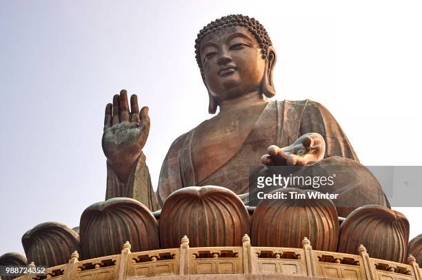 big buddha, showing the buddhist swastika, po lin monastery, ngong ping, lantau island, hong kong, china, asia - ngong stockfoto's en -beelden