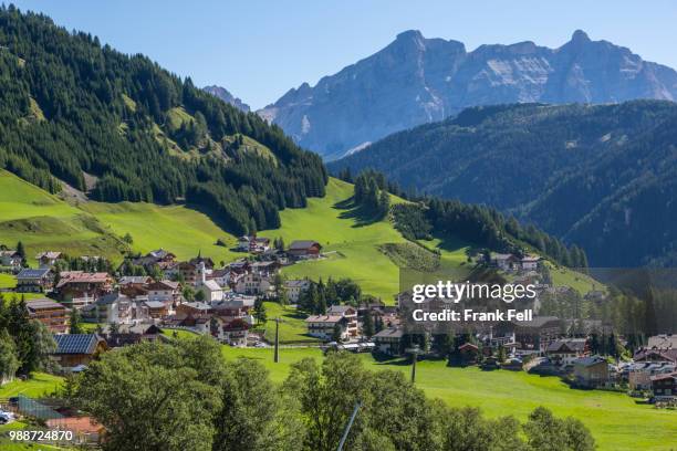 morning view of colfosco (calfosch) and surrounding mountains, belluno province, trento, dolomites, italy, europe - colfosco stock-fotos und bilder