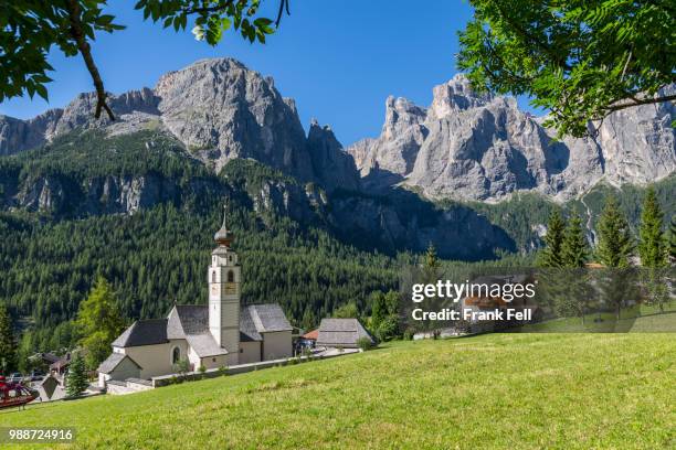 morning view of colfosco (calfosch) church and surrounding mountains, belluno province, trento, dolomites, italy, europe - colfosco stock-fotos und bilder