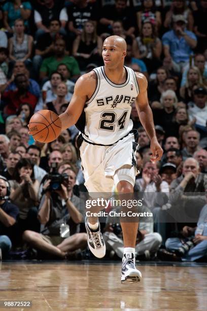 Richard Jefferson of the San Antonio Spurs brings the ball upcourt against the Dallas Mavericks in Game Three of the Western Conference Quarterfinals...