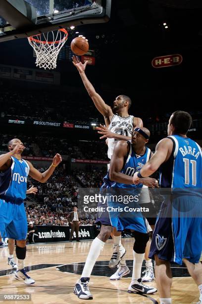 Tim Duncan of the San Antonio Spurs goes to the basket against Erick Dampier of the Dallas Mavericks in Game Three of the Western Conference...