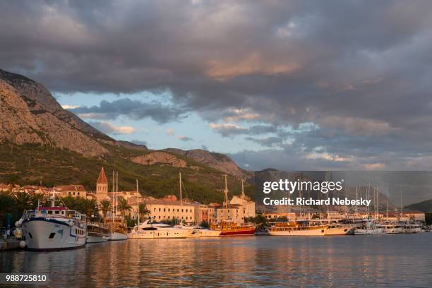 old town with many venetian style houses and boats in harbour, makarska, croatia, europe - croatian culture stock pictures, royalty-free photos & images
