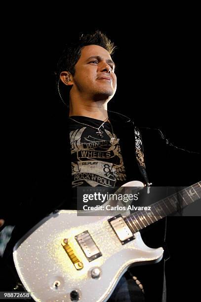 Spanish singer Alejandro Sanz performs on stage at the Palacio de los Deportes on May 5, 2010 in Madrid, Spain.