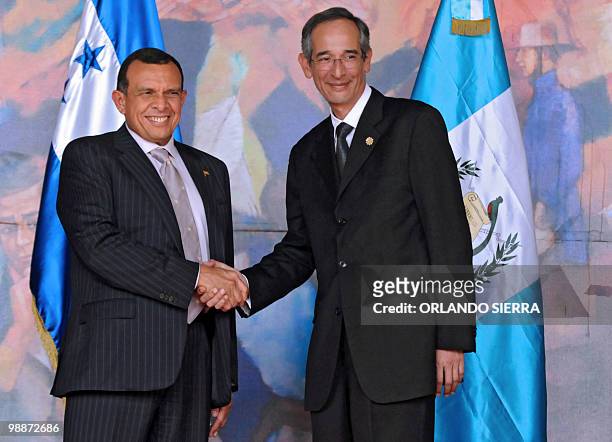 Honduran President Porfirio Lobo shakes hands with his Guatemalan counterpart, Alvaro Colom at the presidential palace in Tegucigalpa, on May 5,...