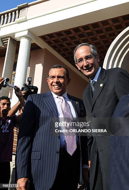 Honduran President Porfirio Lobo and his Guatemalan counterpart, Alvaro Colom, pose for the press at the presidential palace in Tegucigalpa, on May...