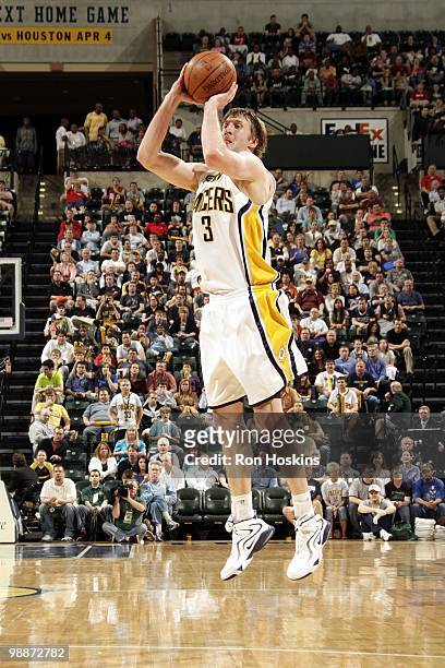 Troy Murphy of the Indiana Pacers makes a jumpshot against of the Miami Heat during the game at Conseco Fieldhouse on April 2, 2010 in Indianapolis,...