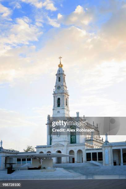 basilica of our lady of the rosary at the portuguese catholic sanctuary of fatima, santarem district, portugal, europe - our lady of fatima stock-fotos und bilder