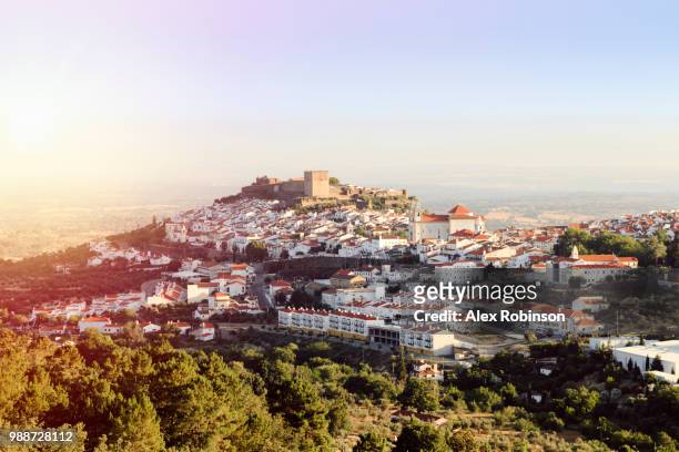 the castle and medieval walled town of castelo de vide in the high alentejo, portugal, europe - castelo 個照片及圖片檔