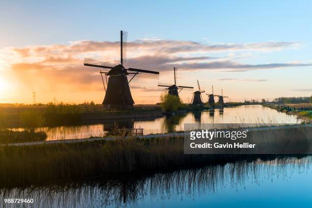 windmills, kinderdijk, unesco world heritage site, netherlands, europe - gavin hellier 個照片及圖片檔