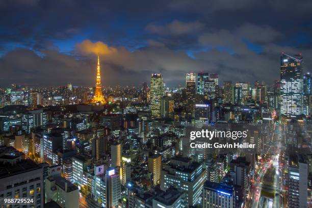 elevated night view of the city skyline and iconic illuminated tokyo tower, tokyo, japan, asia - gavin hellier 個照片及圖片檔