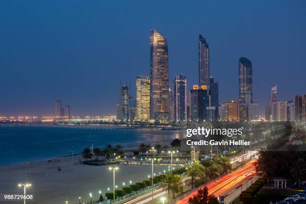 modern city skyline, abu dhabi, united arab emirates, middle east - gavin hellier 個照片及圖片檔