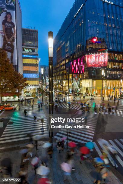 time lapse overview of sukiyabashi pedestrian crossing, ginza, tokyo, japan, asia - time lapse stock-fotos und bilder