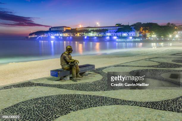 brazilian poet carlos drummond de andrade statue at copacabana beach sidewalk, rio de janeiro, brazil, south america - gavin hellier 個照片及圖片檔