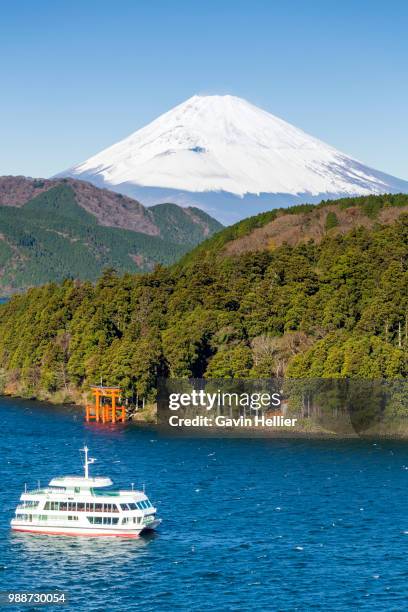 lake ashinoko with mount fuji behind, fuji-hakone-izu national park, hakone, shizuoka, honshu, japan, asia - gavin hellier bildbanksfoton och bilder