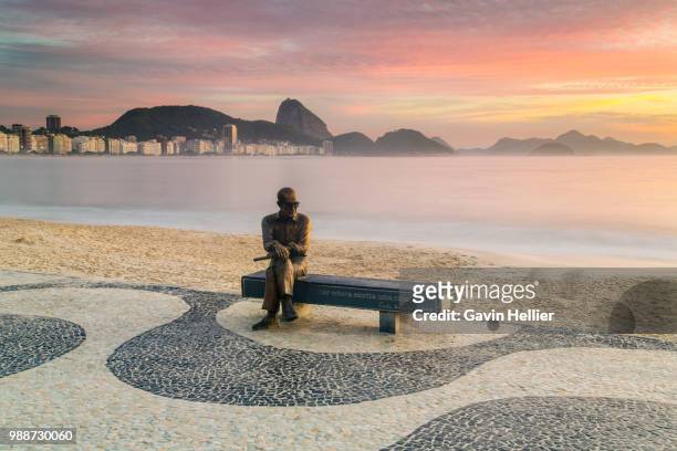 brazilian poet carlos drummond de andrade statue at copacabana beach sidewalk, rio de janeiro, brazil, south america - gavin hellier bildbanksfoton och bilder