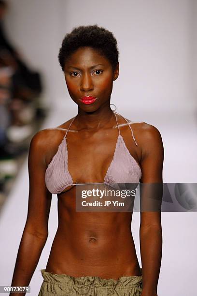 Model wearing Balans Spring 2007