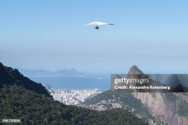 hang gliding in rio de janeiro, brazil, south america - man and woman hang gliding stock pictures, royalty-free photos & images