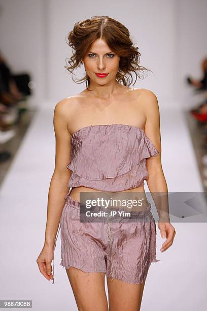 Model wearing Balans Spring 2007