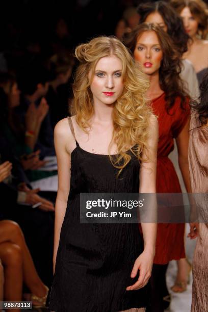 Model wearing Balans Spring 2007