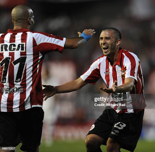 Leandro Benitez and Juan Sebastian Veron of Estudiantes celebrate a scored goal during a Libertadores Cup match against San Luis at Centenario...