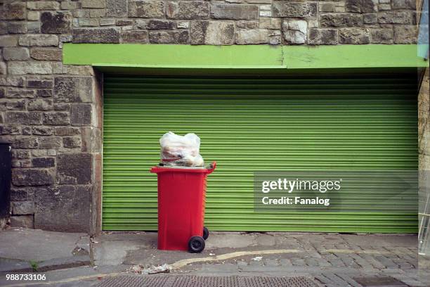 garage and bin - vuilnisemmer op wielen stockfoto's en -beelden