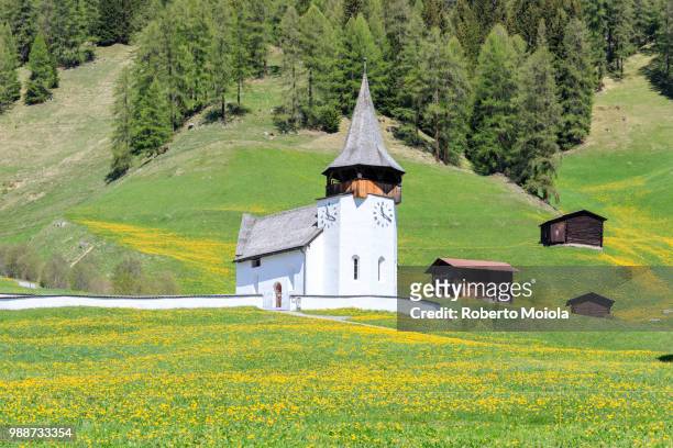 alpine church and huts, davos, canton of graubunden, prettigovia davos region, switzerland, europe - graubunden canton fotografías e imágenes de stock