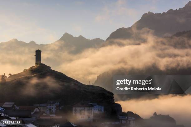 tower of steinsberg castle shrouded by mist, ardez, canton of graub?nden, district of inn, lower engadine, switzerland, europe - canton tower imagens e fotografias de stock