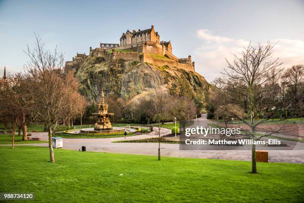 edinburgh castle, unesco world heritage site, seen from princes street gardens at sunset, edinburgh, scotland, united kingdom, europe - new town edinburgh - fotografias e filmes do acervo