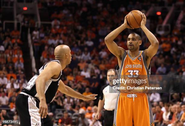 Grant Hill of the Phoenix Suns looks to pass the ball under pressure from Richard Jefferson of the San Antonio Spurs during Game Two of the Western...