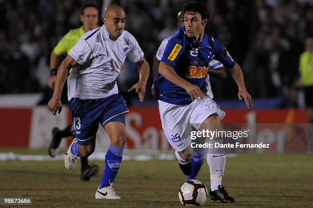 Raul Ferro of Nacional fights for the ball with Kleber of Cruzeiro during a match as part of the Libertadores Cup 2010 at Central Park Stadium on May...