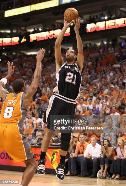 Tim Duncan of the San Antonio Spurs puts up a shot over Channing Frye of the Phoenix Suns during Game Two of the Western Conference Semifinals of the...