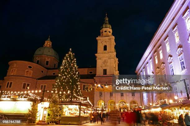 salzburg cathedral and chrismas market at residenzplatz square, salzburg, austria, europe - cattedrale-di-salisburgo foto e immagini stock