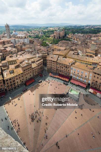 top view of piazza del campo with the historical buildings and the fonte gaia fountain, siena, unesco world heritage site, tuscany, italy, europe - fonte 個照片及圖片檔