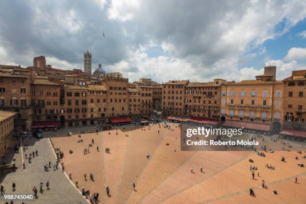 top view of piazza del campo with the historical buildings and the fonte gaia fountain, siena, unesco world heritage site, tuscany, italy, europe - fonte stock-fotos und bilder