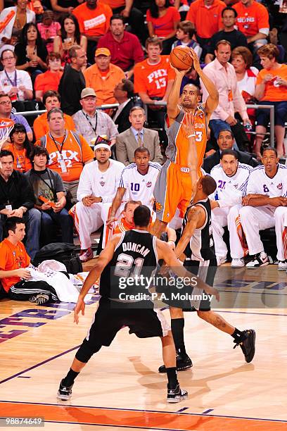 Grant Hill of the Phoenix Suns shoots against the San Antonio Spurs in Game Two of the Western Conference Semifinals during the 2010 NBA Playoffs on...