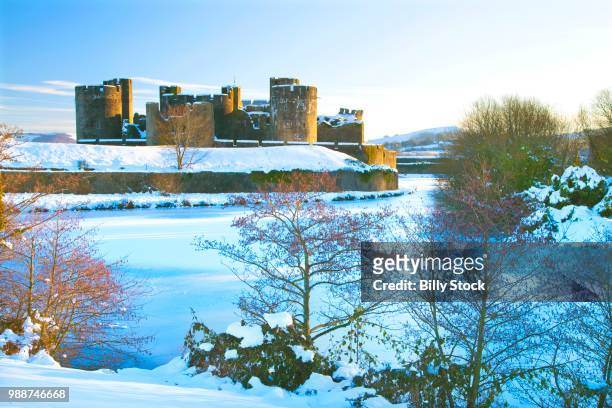 caerphilly castle in snow, caerphilly, near cardiff, gwent, wales, united kingdom, europe - caerphilly castle stock-fotos und bilder