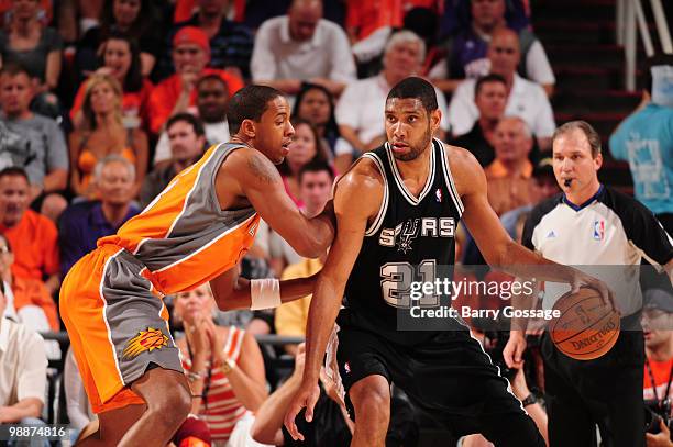 Tim Duncan of the San Antonio Spurs is guarded by Channing Frye of the Phoenix Suns in Game Two of the Western Conference Semifinals during the 2010...