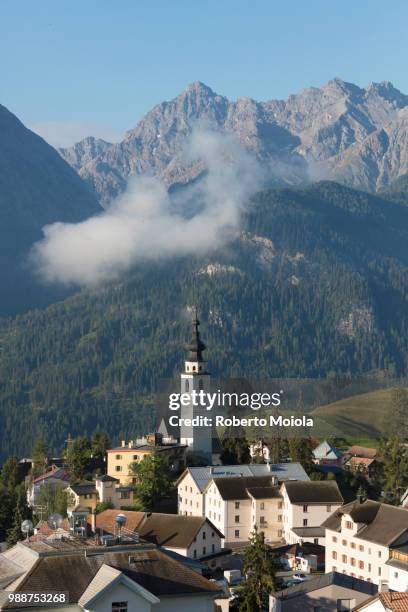 blue sky on the alpine village of ftan surrounded by rocky peaks, inn district, canton of graubunden, engadine, switzerland, europe - graubunden canton stock-fotos und bilder