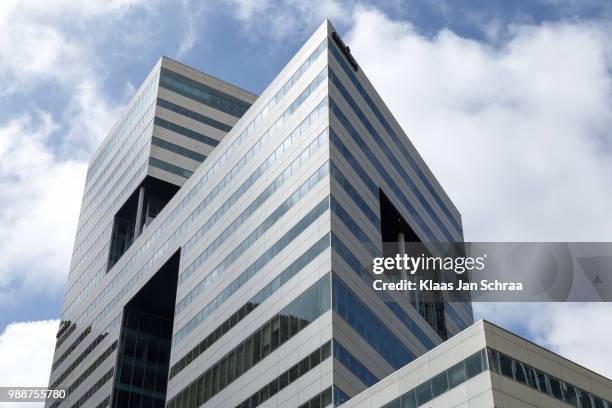 hoge kantoorgebouwen op de zuidas in amsterdam-zuid, nederland. - zuidas stockfoto's en -beelden