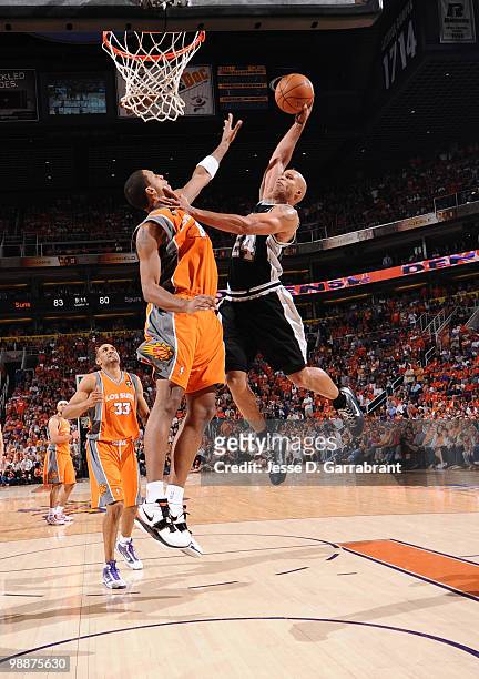 Richard Jefferson of the San Antonio Spurs dunks against Channing Frye of the Phoenix Suns in Game Two of the Western Conference Semifinals during...