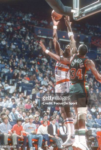 Cliff Robinson of the Washington Bullets shoots over Terry Cummings of the Milwaukee Bucks during an NBA basketball game circa 1985 at the Capital...