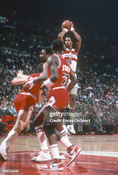 Cliff Robinson of the Washington Bullets shoots against the Chicago Bulls during an NBA basketball game circa 1985 at the Capital Centre in Landover,...