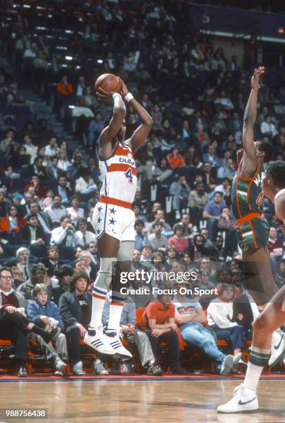 Cliff Robinson of the Washington Bullets shoots over Sidney Moncrief of the Milwaukee Bucks during an NBA basketball game circa 1985 at the Capital...