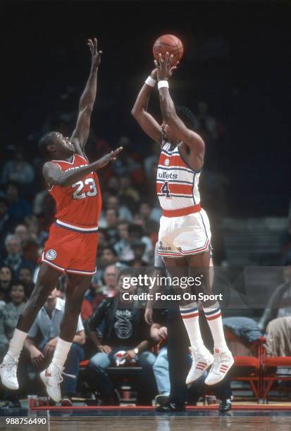 Cliff Robinson of the Washington Bullets shoots over Terry Catledge of the Philadelphia 76ers during an NBA basketball game circa 1985 at the Capital...