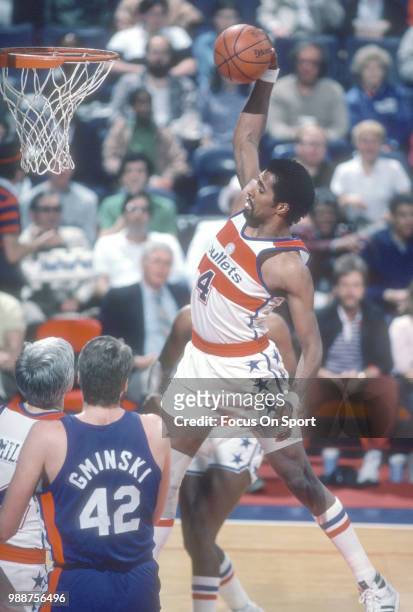 Cliff Robinson of the Washington Bullets goes up for a slam dunk against the New Jersey Nets during an NBA basketball game circa 1985 at the Capital...