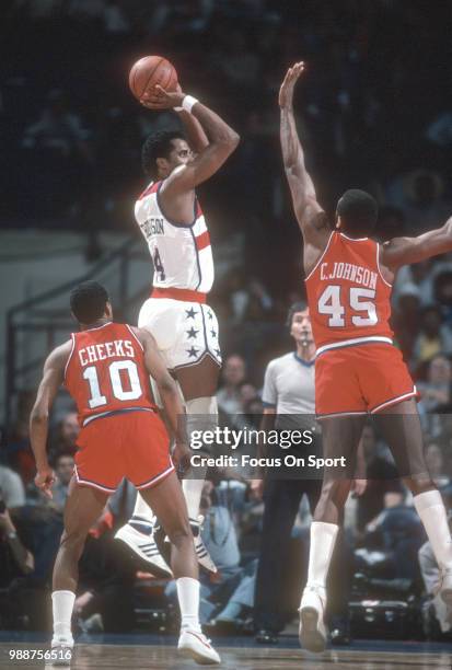 Cliff Robinson of the Washington Bullets shoots over Clemon Johnson of the Philadelphia 76ers during an NBA basketball game circa 1985 at the Capital...