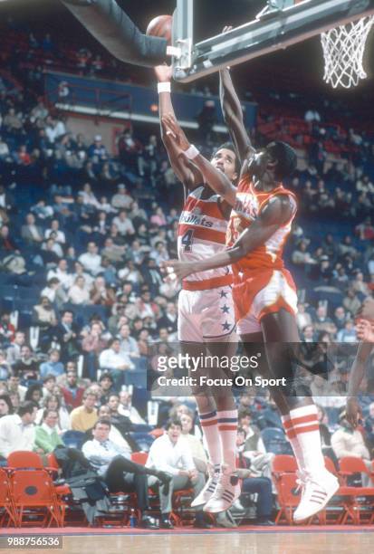 Cliff Robinson of the Washington Bullets shoots over Antoine Carr of the Atlanta Hawks during an NBA basketball game circa 1985 at the Capital Centre...