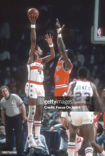 Cliff Robinson of the Washington Bullets shoots over Orlando Woolridge of the Chicago Bulls during an NBA basketball game circa 1985 at the Capital...