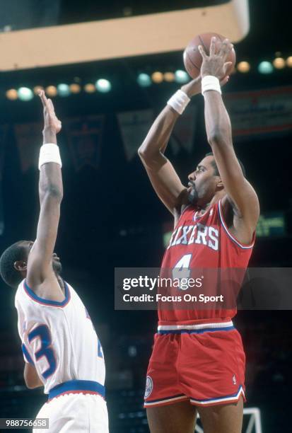 Cliff Robinson of the Philadelphia 76er shoots over Charles Jones of the Washington Bullets during an NBA basketball game circa 1988 at the Capital...